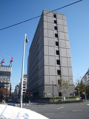 区道104号 常盤橋交差点で外堀通りを渡り、江戸桜通りへ