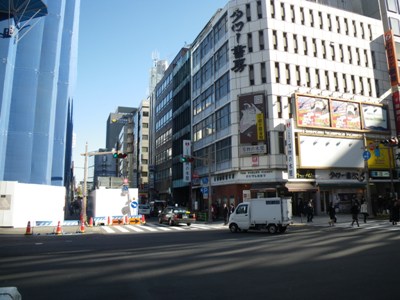 江戸桜通り 三越本店前交差点で中央通りを渡る