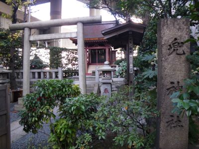日本橋川沿いの道を東進 兜神社