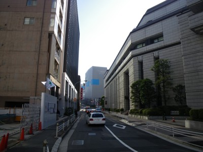 日本橋川沿いの道を東進 東京証券取引所