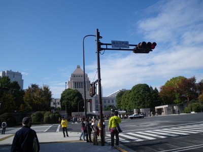 特例都道(中央官衙)176号 国会正門前交差点で右折、特例都道(中央官衙)247号へ