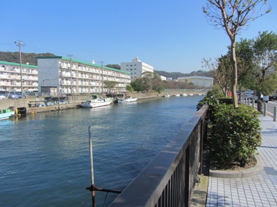 久里浜街道(県道211号) 平作川沿いに歩く