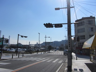 ペリー通り(県道211号) 大浜交差点で右折