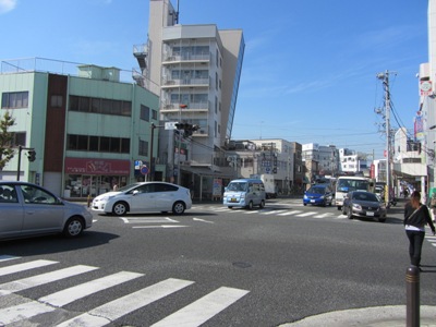 久里浜交差点で右折、尻こすり坂通り(国道134号)へ