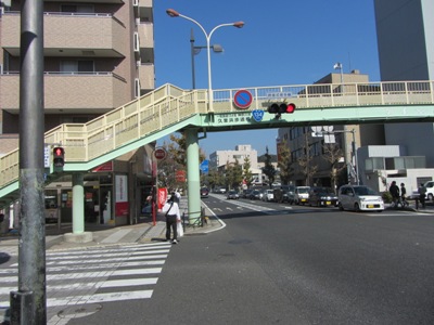 尻こすり坂通り(国道134号) 久里浜歩道橋で左折、久里浜商店街へ