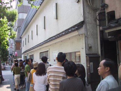 People who line up to "Tamahide" which is a restaurant famous for a bowl of rice topped with chicken and eggs. 