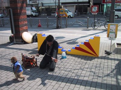 The monkey showman at the Sukiyabashi intersection 