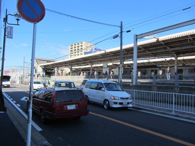 東西線/総武線の線路に沿って西進