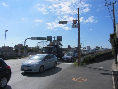 松戸原木線(県道180号) 原木インター交差点で右折、側道の小路へ