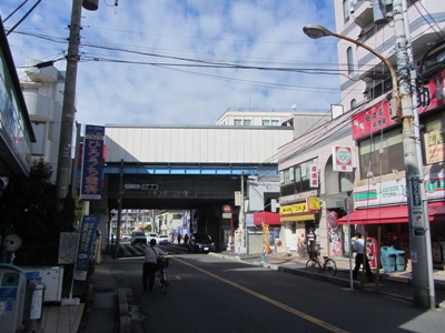 船橋行徳線(県道179号) ホームが道路に架かる原木中山駅