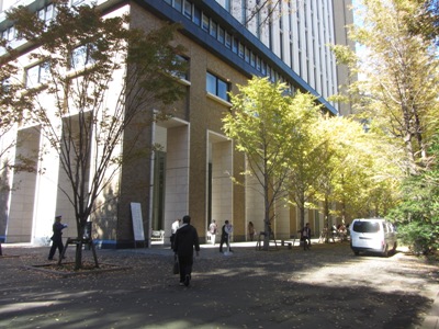 早稲田大学 早稲田キャンパス(本部) 大隈侯銅像裏で右折