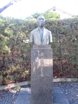 早稲田大学 早稲田キャンパス(本部) 総合学術情報センター(旧 安部球場) 飛田穂洲像