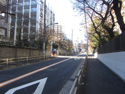 早稲田大学 早稲田キャンパス(本部) キャンパス沿いにグランド坂通りを上る
