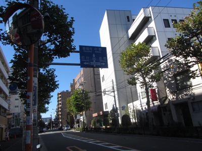 早稲田通り 上落合二丁目交差点で山手通りを渡る
