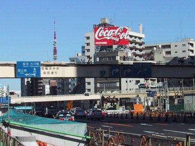 <B>The intersection in front of the Shirogane Takanawa station</B>