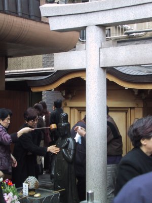 The Sugamo tweezers jizou(a guardian deity of children) 