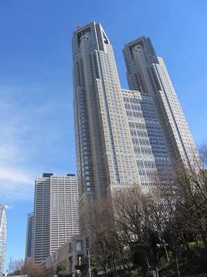 新宿中央公園 水の広場から見た東京都庁 第一庁舎