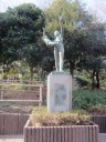 新宿中央公園 新宿白糸の滝前 「燮」像