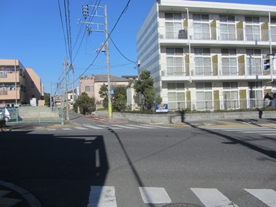 住宅街を抜けて左折、 都道南田中町旭町線(443号)支線へ