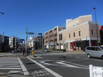 都道南田中町旭町線(443号)支線 春日町交番前交差点で環八を渡る